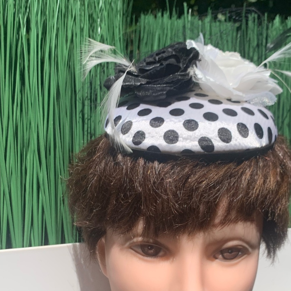 ⭐️ Fascinator - BRITISH Polka dot with Black and White Flowers EUC - Picture 13 of 16